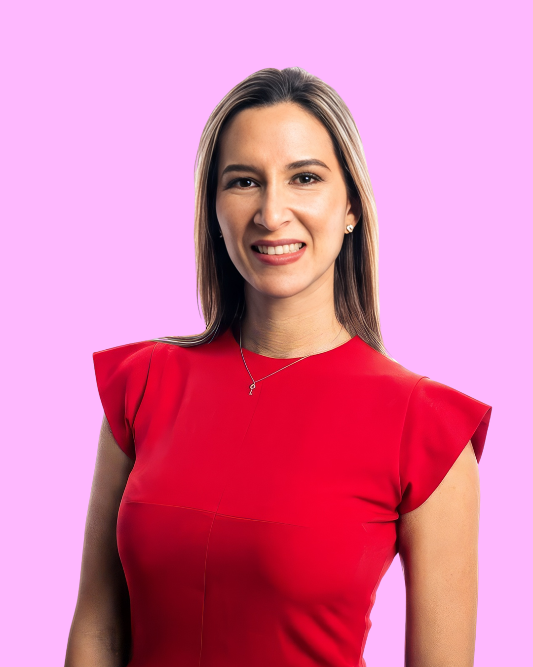Gisselle Brito en vestido rojo, sonriendo